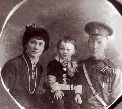 Николай Гумилев и Анна Ахматова вместе с сыном Львом.