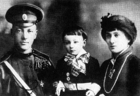 Николай Гумилев и Анна Ахматова вместе с сыном Львом.